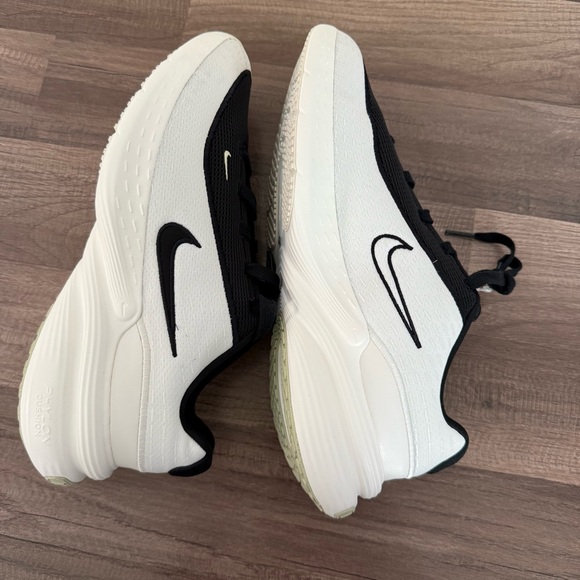 Nike Men's Black and White Athletic Shoes - Picture 15 of 16